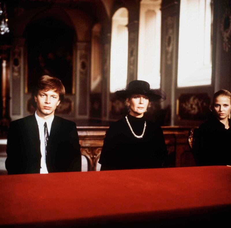 Christine Gräfin von Guldenburg (Christiane Hörbiger) umrahmt von ihren Kindern Sascha (Jochen Horst, li.) und Nane (Katharina Böhm, r.) erwarten im Amtsgericht gespannt die Eröffnung des Testaments. Ihr weiteres Schicksal hängt sehr von den darin enthaltenen Verfügungen ab. – Bild: ORF (FS1/​FS2) /​ ORF2