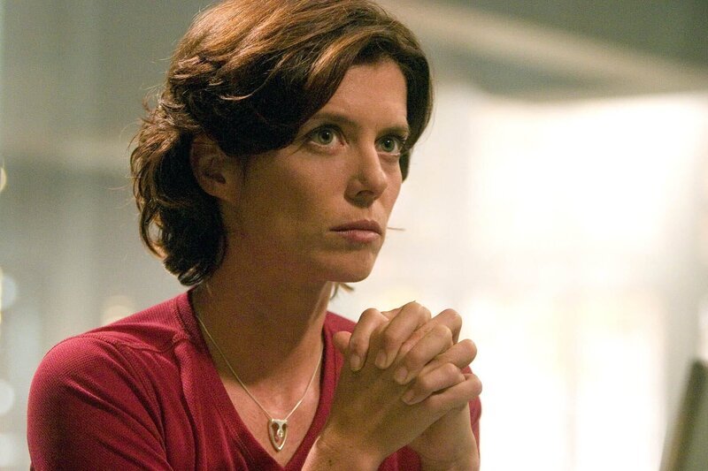 Nachdem zwei Teammitglieder während einer Exkursion sterben, schickt Dr. Weir (Torri Higginson) Dr. Beckett und seine Leute in das Labor und stellt die gesamte Stadt unter Quarantäne … – Bild: MPP