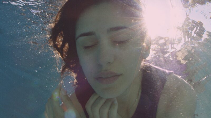 Regisseurin und Schauspielerin Maryam Zaree stellt sich dem jahrzehntelangen Schweigen und geht den eigenen Fragen nach dem Ort und den Umständen ihrer Geburt nach. – Bild: ZDF und Siri Klug