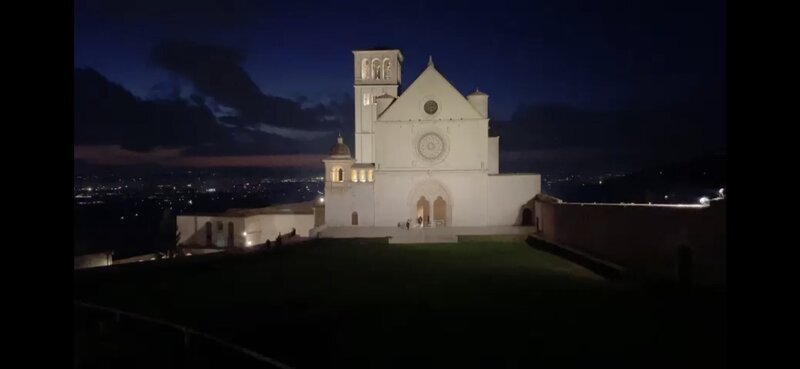Blick vom Garten auf die Basilika San Francesco in Assisi bei Nacht. – Bild: ORF/​METAFILM