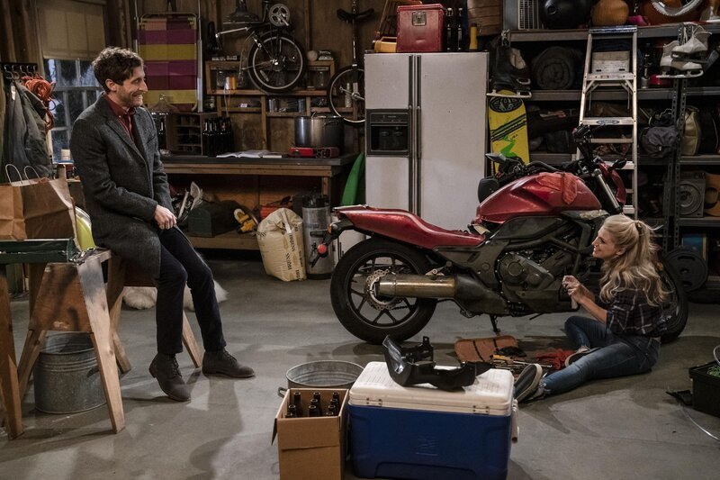 Drew Dunbar (Thomas Middleditch, l.); Gina Dabrowski (Annaleigh Ashford, r.) – Bild: 2020 Warner Bros. Entertainment Inc. All Rights Reserved. /​ Michael Yarish Lizenzbild frei