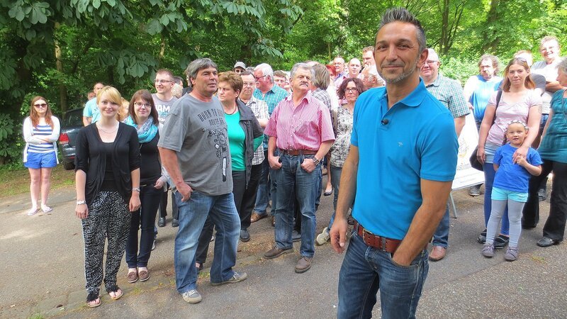 Trödelexperte Mauro Corradino vor der Flohmarkteröffnung. – Bild: RTL II