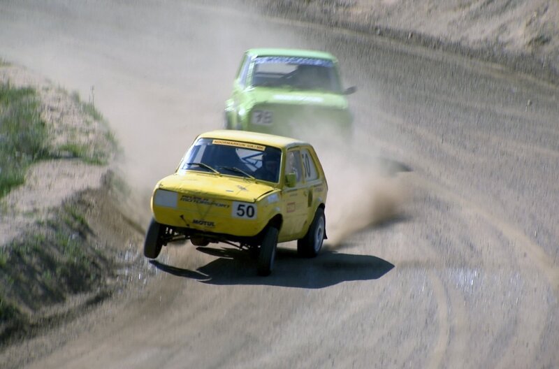 Mit hochmotorisierten, farbenfrohen Blechkisten voller Beulen und Schrammen geht es im nordfinnischen Örtchen Pello wieder und wieder an den Start. – Bild: MedienKontor