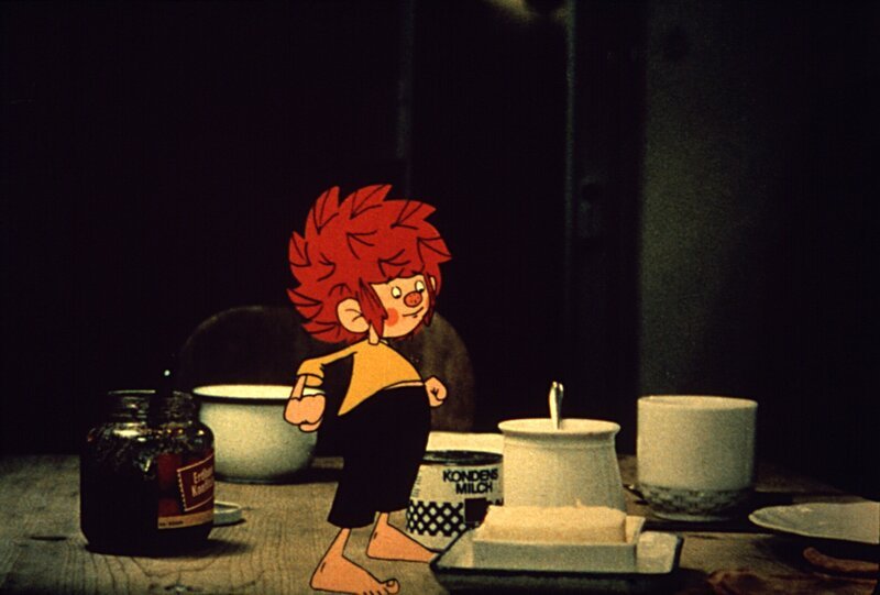 Der freche Kobold Pumuckl inmitten des Frühstückgeschirres. – Bild: Barbara von Johnson