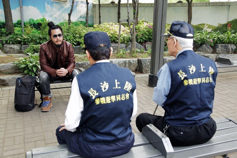 Seoul, Südkorea: Gastgeber Robert Joe erfährt von den Veteranen Ryu Byeong Chu und Kim Yeong Jae mehr über die wenig bekannte Operation. – Bild: PLURIMEDIA (National Geographic Channels)