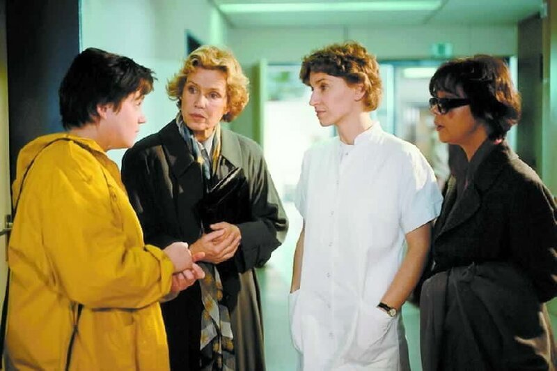 Im Krankenhaus erkundigen sich Yvonnche (Anja Jaenicke, l.), Vera (Witta Pohl, 2.v.l.) und Marga Diebelshauser (Simone Rethel, r.) besorgt bei der Krankenschwester (Iris Stromberger, 2.v.r.) nach Onkel Ludwigs Befinden. – Bild: Heimatkanal