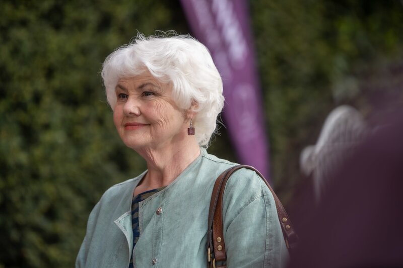 Rechtsmedizinerin Fleur Perkins (Annette Badland) ist vielseitig interessiert – selbstverständlich auch an Esoterik. – Bild: ZDF und Mark Bourdillon.