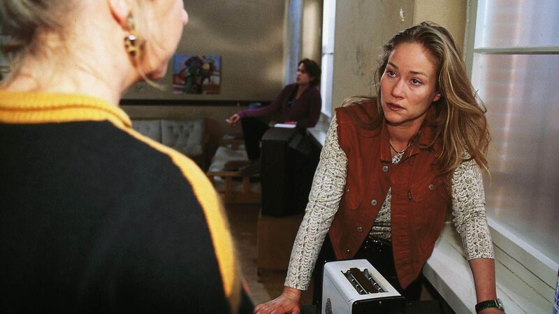 Dagmar (Kristiane Kupfer, r.) benutzt Ilse (Christiane Reiff) als unwissende Drogenkurierin. – Bild: RTL