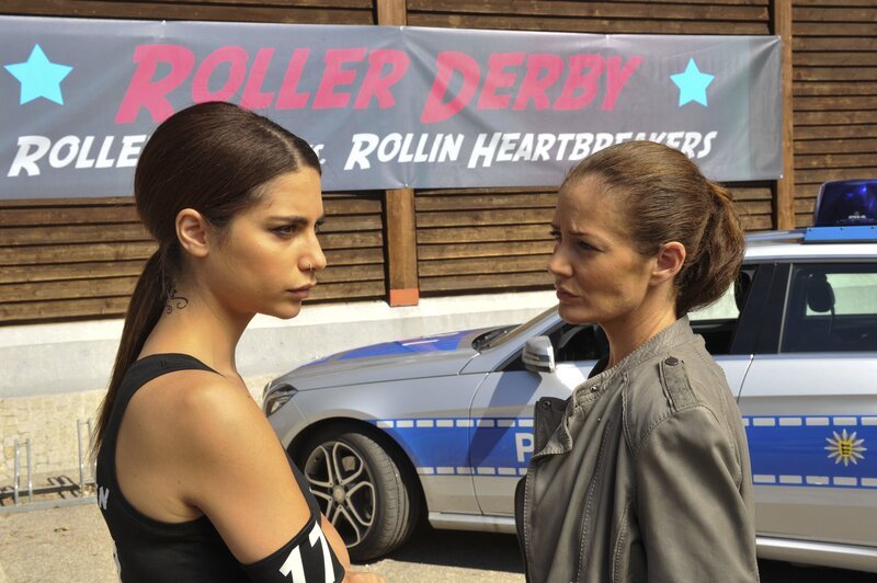 Selma Kirsch (Yve Burbach, r.) und Carmen Grothe (Nadia Hilker, l.). – Bild: ZDF/​MARKUS FENCHEL