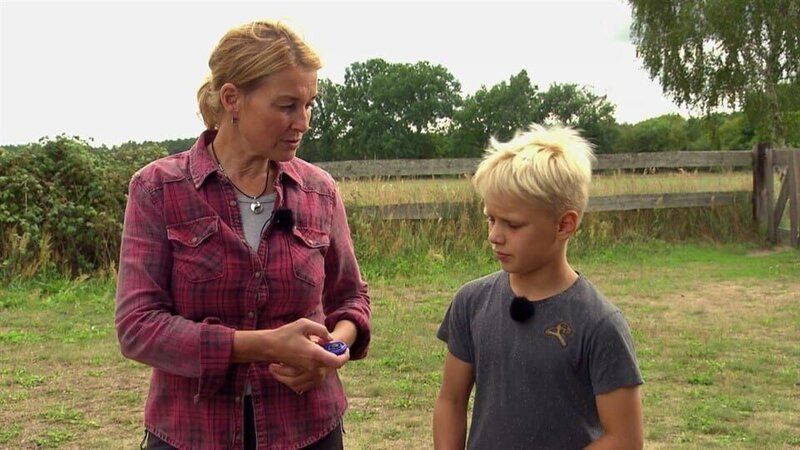 Sabine zeigt Bruno den Klicker, der die Kommunikation mit Knicki verbessern soll. – Bild: MDR/​STARSHIP FILM GmbH