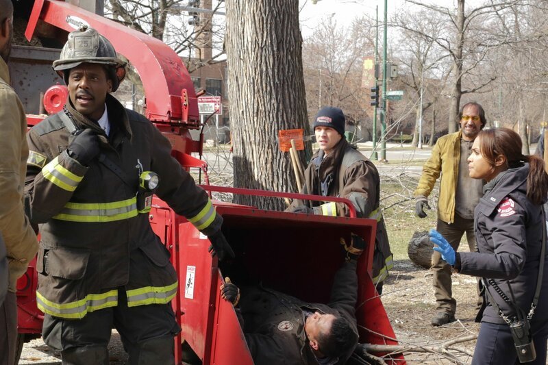 CHICAGO FIRE – One More Shot Episode 221 – Pictured: Eamonn Walker as Chief Wallace Boden, Jesse Spencer as Matthew Casey, Monica Raymund as Gabriela Dawson – Bild: NBCUniversal Media, LLC