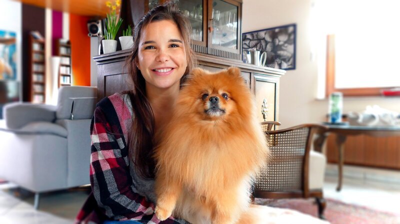 Anna mit Pomeraninan Teddy. Pomeranians sind sehr, sehr klein gezüchtetet Spitze, deswegen werden sie auch Zwergspitze genannt. – Bild: BR/​Bild und Text GmbH