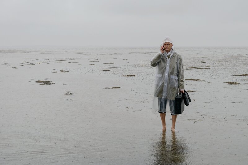Übererifrig, wie er ist, will Herr Kluthe (Holger Handtke) alleine durchs Watt laufen, um seinen Mission zu erfüllen. Jetzt findet er nicht mehr weiter. Wieso geht Fritz Fuchs nicht ans Telefon, wenn man ihn mal braucht, fragt er sich. – Bild: ZDF und Antje Dittmann