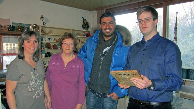 Schulden in sechsstelliger Höhe sorgen bei Angi (50) für unzählige schlaflose Nächte. Und jetzt muss sie auch noch ihr geliebtes Elternhaus verkaufen, um die Kredite abbezahlen zu können. Damit nimmt Angi ihrer Mutter Irmgard ihr langjähriges Zuhause. Angi erhofft sich Hilfe von Trödelprofi Sükrü Pehlivan. (v.li.: Angi, Irmgard, Sükrü Pehlivan und Marcel Querl) – Bild: RTL II