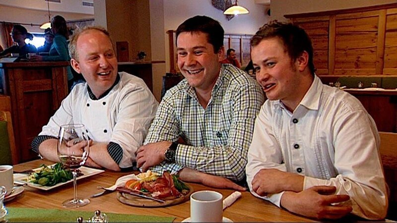 Winterspaß für Harry Prünster: flotte Schwünge auf frisch verschneiten Pisten, Winterlandschaft durchwandern, Eislaufen und Schneeschuhwandern. Im Bild: DU & I Alm Serviceteam/Hauser Kaibling. – Bild: ORF Winterspaß für Harry Prünster: flotte Schwünge auf frisch verschneiten Pisten, Winterlandschaft durchwandern, Eislaufen und Schneeschuhwandern. Im Bild: DU & I Alm Serviceteam/Hauser Kaibling. – Bild: ORF