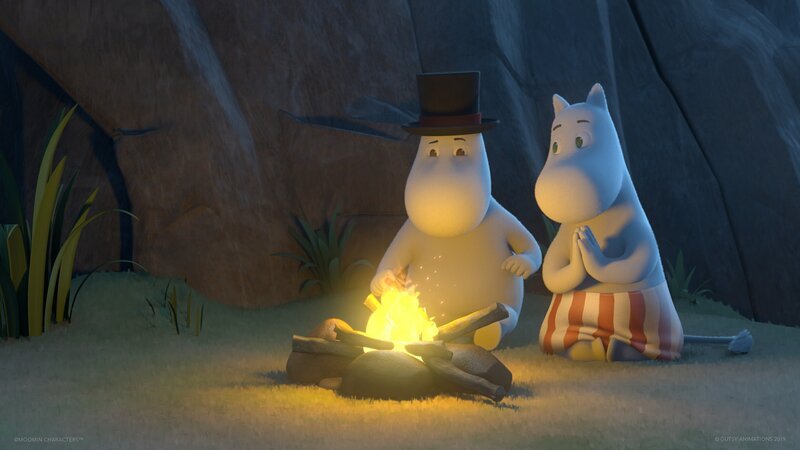 Muminpapa (l.) und Muminmama (r.) verbringen die Nacht am Lagerfeuer. – Bild: Moomin Characters – Gutsy Animations 2019
