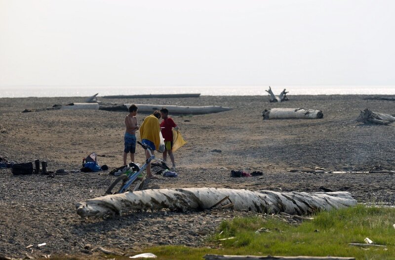 Die Kleinstadt Tuktoyaktuk droht unterzugehen. Das Meer und die Erosion verschlingen das Land. – Bild: Florianfilm