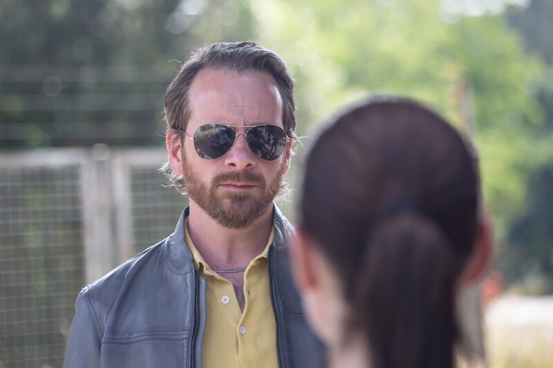 Bürgermeister Herbst (Fabian Busch) im Gespräch mit Emma (Antje Traue) vor dem Altenheim. – Bild: ZDF/​Carolin Ubl