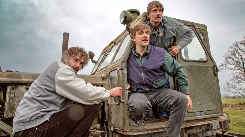 „Auf und davon“:  Wolfgang Hilgert (Andruscha Hilscher, l.), Jürgen Zorn (Michael Sosna, M.), Hans Joachim Zorn (Florian Donath, r.) wollen die innerdeutsche Grenze mit einer Planierraupe aus dem Fuhrpark der grenznahen Sandwerke durchbrechen. Ein lauter, langsamer Koloss. Und kaum zu übersehen. – Bild: phoenix/​ZDF/​Oliver Halmburger