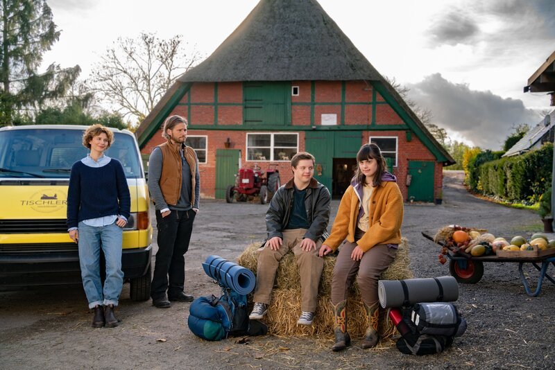 Auch wenn sie ihnen einige Sorgen bereiten, so bewundern Elisa Jansen (Anna Maria Sturm, l.) und Alex Häverkamp (Sebastian Ströbel, 2.v.l.) Felix (Benjamin Raue, 2.v.r.) und Emma (Juliane Siebecke, r.) doch sehr für ihren unverstellten Blick aufs Leben und ihre Liebe. – Bild: ZDF und Georges Pauly