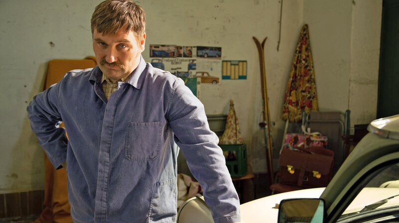 „An der Quelle“: Der 40jährige  Thomas B. (Sebastian Thiers) nutzt seine Stellung als Kfz-Schlosser und raubt in einer Autofabrik im sächsischen Zwickau immer wieder nagelneue Fahrzeuge – der Marke „Trabant“ – das Volksauto der DDR. – Bild: phoenix/​ZDF/​Oliver Halmburger