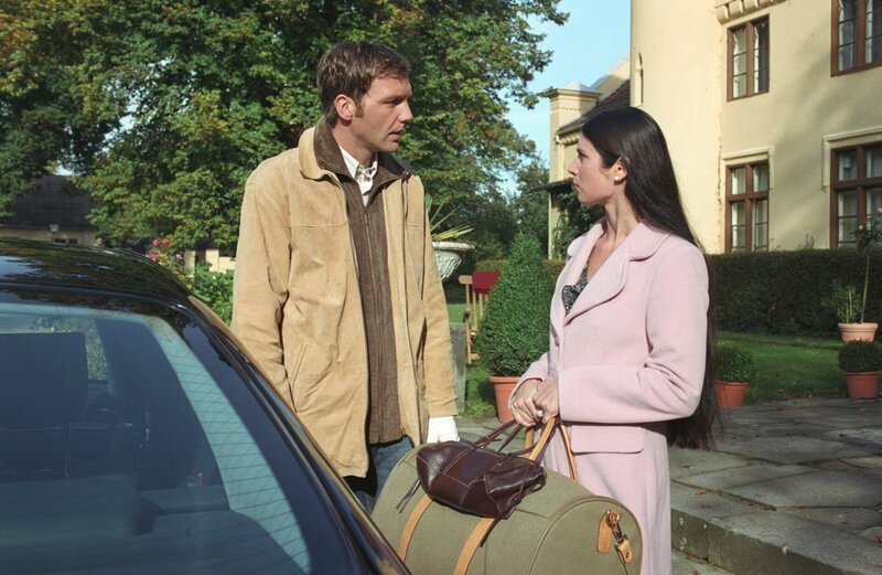 Mit schlechtem Gewissen kann und will es Oliver (Patrik Fichte) nicht zulassen, dass seine Beziehung zu Judith (Elisabeth Sutterlüty) von seinen Problemen belastet wird. – Bild: ZDF und Britta Krehl