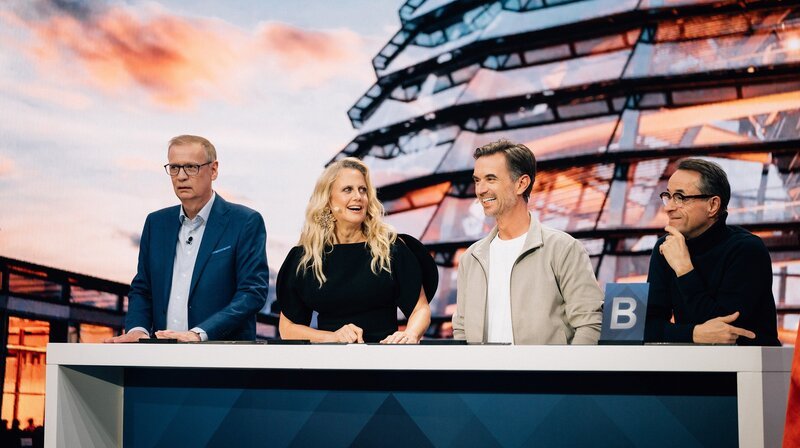 Günther Jauch, Barbara Schöneberger, Florian Silbereisen, Jan Josef Liefers (v.l.) – Bild: NDR/​Marc Bremer