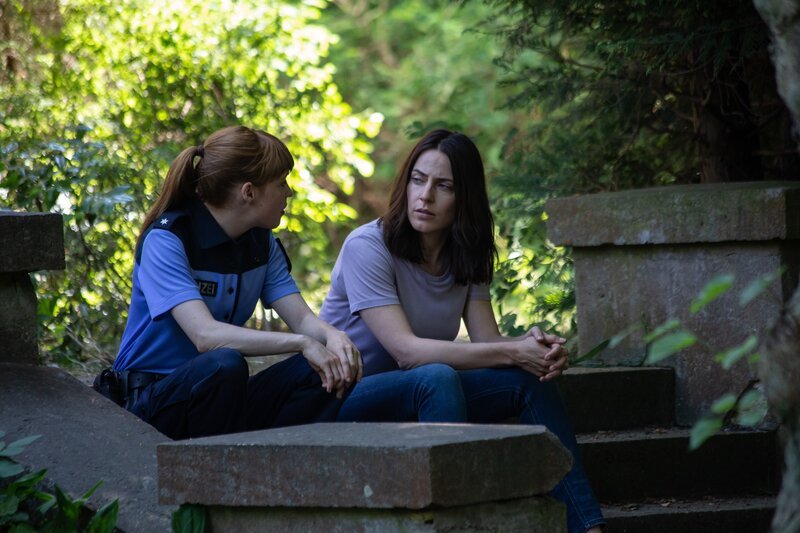 Betti (Viktoria Schulz) und Emma (Antje Traue) tauschen sich zum Fall aus. – Bild: ZDF/​Carolin Ubl