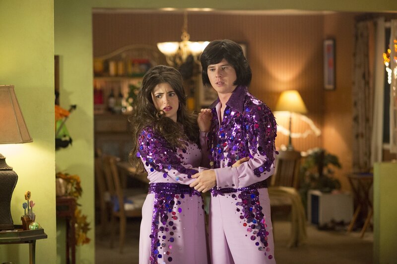 L-R: Lexie Brooks (Daniela Bobadilla), Axl Heck (Charlie McDermott) – Bild: American Broadcasting Companies, Inc.