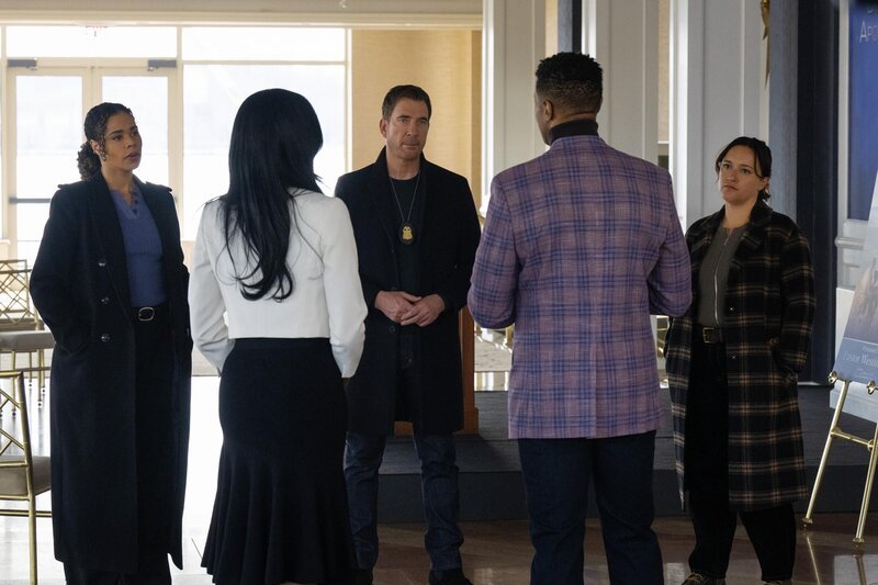 (v.l.n.r.) Sheryll Barnes (Roxy Sternberg); Remy Scott (Dylan McDermott); Hana Gibson (Keisha Castle-Hughes) – Bild: CBS Broadcasting, Inc. /​ Mark Schafer