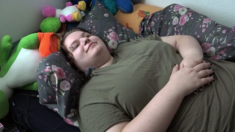 Brigittes jüngste Tochter Nicole wiederum hat schon seit längerem mit Bein- und Rückenschmerzen zu kämpfen. Aufgrund der gesundheitlichen Beschwerden ist die Reinigungskraft krankgeschrieben. – Bild: RTLZWEI