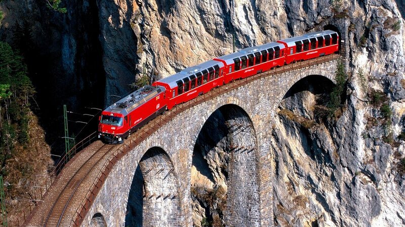 Der Bernina Express überquert den weltbekannten Landwasserviadukt. Eine Fahrt von den Gletschern zu den Palmen. – Bild: phoenix/​ZDF/​Arte/​Medea Film/​Felix Greif/​Rhätische Bahn