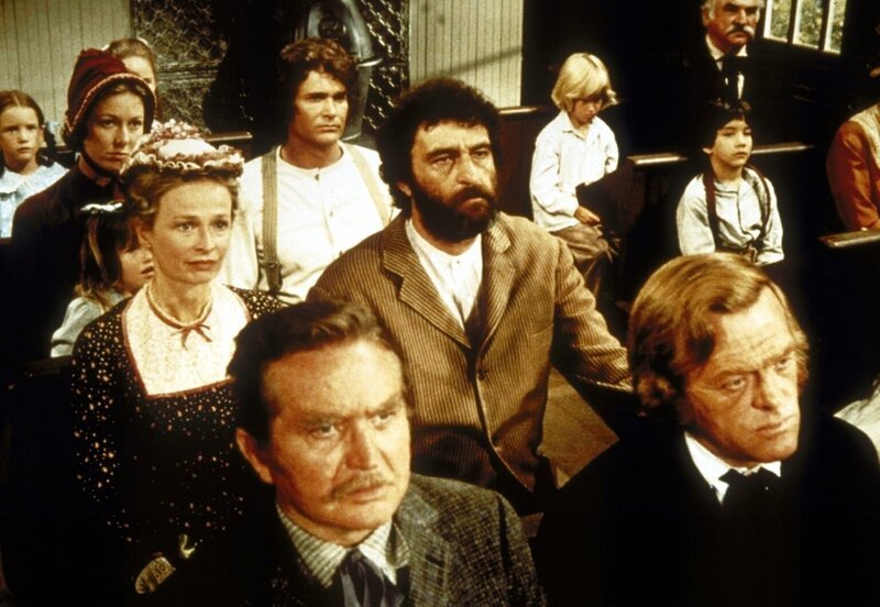 Zur großen Freude des Hausherrn (Michael Landon, l.) bringt Caroline (Karen Grassle, r.) endlich einen Sohn zur Welt. – Bild: Worldvision