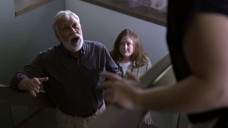 Ein überraschter Mann schaut auf die Person vor ihm, während eine Frau mit besorgtem Gesicht hinter ihm steht – Bild: Z/​abacus /​ © Crime + Investigation /​ abacus media