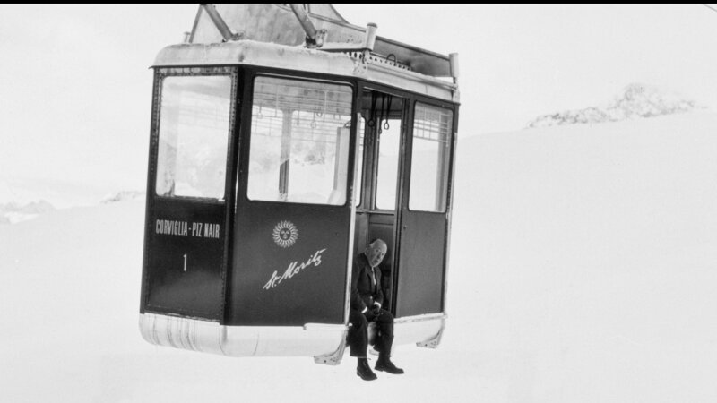 Hitchcock ließ sich von der Landschaft in St. Moritz inspirieren. Schnee, Berge, Schluchten, Seen – all das weckte in ihm Assoziationen. Manche Ideen gingen in seine Filme ein. – Bild: ORF/​Autentic/​Getty Images/​Ullstein Bild Dtl.