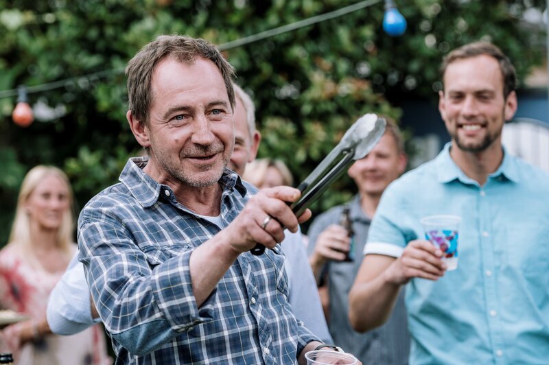 Frank Pielcke (Thorsten Merten) sieht für sich und seine Familie eine rosige Zukunft. – Bild: ZDF/​Martin Rottenkolber