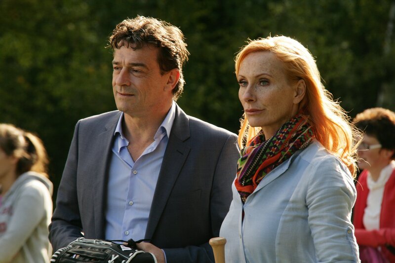 Bella (Andrea Sawatzki) feiert mit ihrem Ex-Mann Martin (Thomas Sarrbacher) den Geburtstag des gemeinsamen Adoptivsohns …doch die Stimmung ist alles andere als gut. Bella Amore, in Verbindung mit der Sendung bei Nennung ZDF/​Volker Roloff – Bild: Volker Roloff/​ZDF