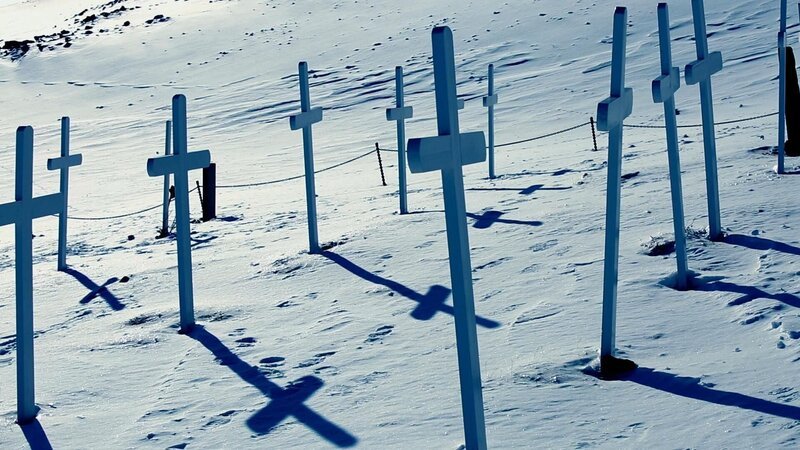 Kreuze im Schnee – Bild: RTL /​ WAGTV /​ Folge 501