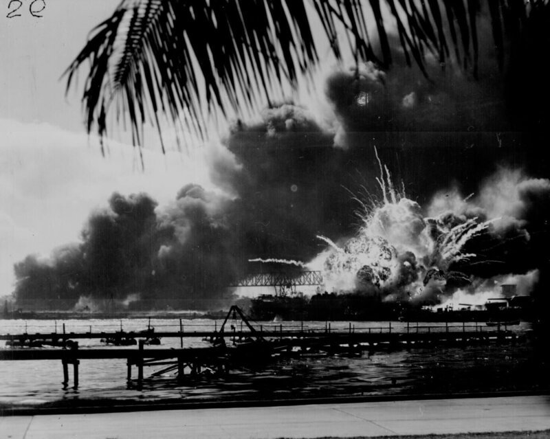 Pearl Harbor, Hawaii – Following the Japanese attack on Pearl Harbor Hawaii, the U.S.S. Shaw explodes after being hit by bombs and torpedos. – Bild: Public Domain