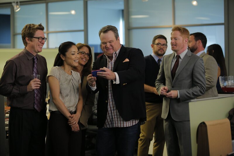 Cameron Tucker (Eric Stonestreet, m.), Mitchell Pritchett (Jesse Tyler Ferguson, 2.v.r.) – Bild: Tony Rivetti Jr., SMPSP