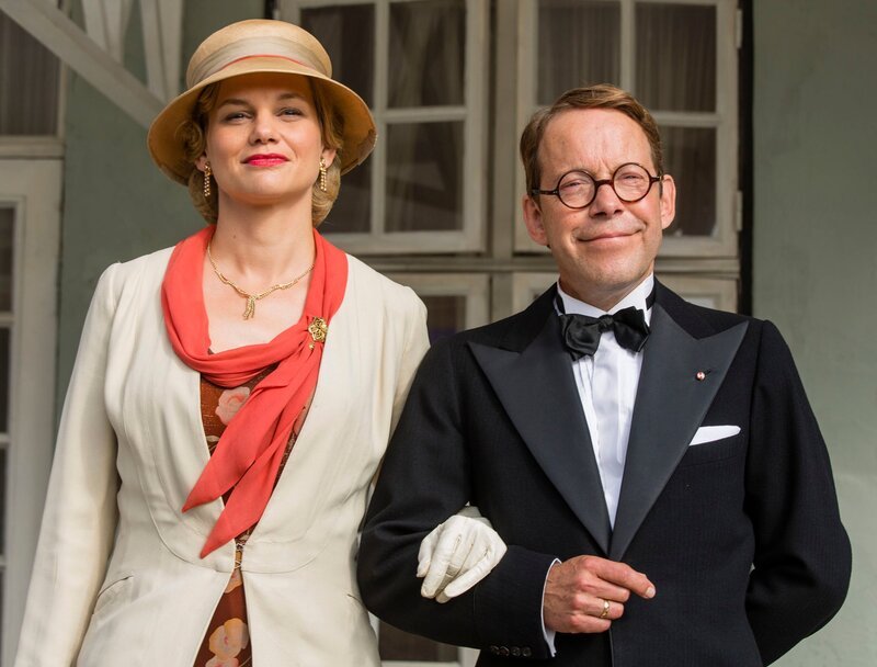 Alma Molin (Lisa Werlinder, li.), August Molin (Soren Saetter-Lassen, re.) – Bild: WDR /​ Mike Kollöffel