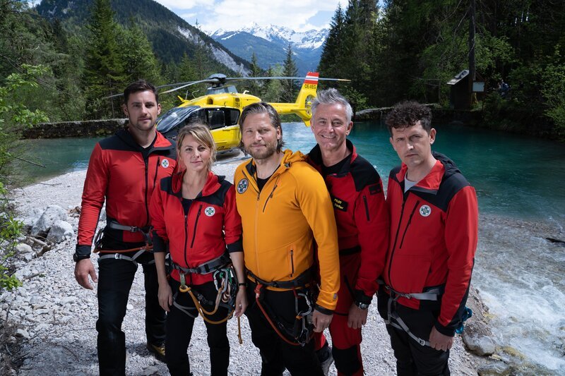 Auf die Bergretter Markus (Sebastian Ströbel, M.) Katharina (Luise Bähr, 2.v.l.), Simon (Ferdinand Seebacher, l.), Michi (Robert Lohr, 2.v.r.) und Rudi (Michael Pascher, r.) ist Verlass. – Bild: ZDF und stephanie kulbach