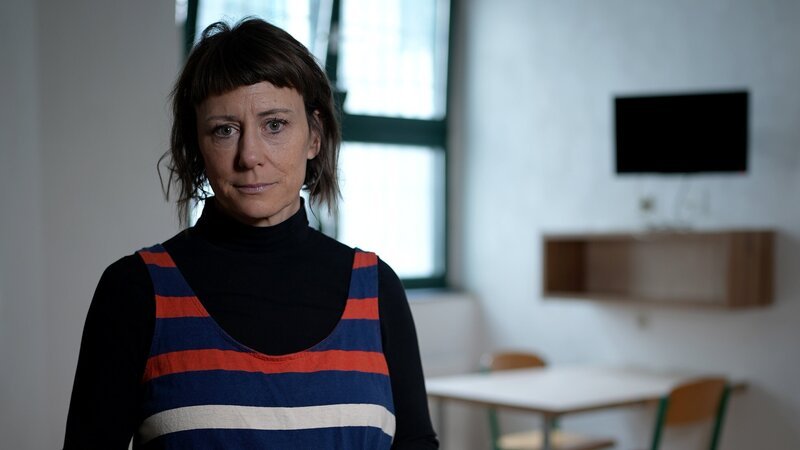 Esther in einem Haftraum in der Justizanstalt Josefstadt. – Bild: ORF