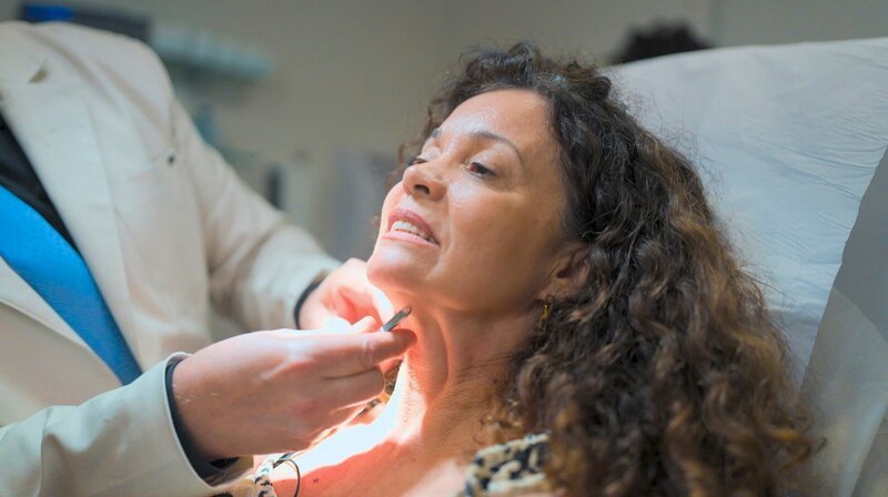 „Ich will nicht das Gesicht einer 20-Jährigen“, sagt Claudia. – Bild: SWR