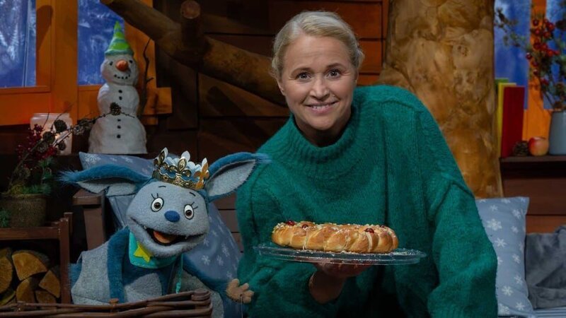 Singa und Fidi feiern den Dreikönigstag mit einem Hefekranz. Wer die Figur findet, hat Glück. Wer die Bohne findet, hat Pech. Ob Fidi sich für das richtige Stück entscheidet? – Bild: KiKA