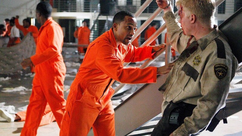 Unter Gefangenen brechen gewalttätige Krawalle aus: Der in Gefängniskleidung getarnte Dr. Sheldon Hawkes (Hill Harper, l.) und der verletzte Gefängniswärter Beaten Guard (Jon Collin Barclay) machen bei dem Versuch, ihr eigenes Leben zu retten, eine interessante Entdeckung. – Bild: TVNOW /​ CBS