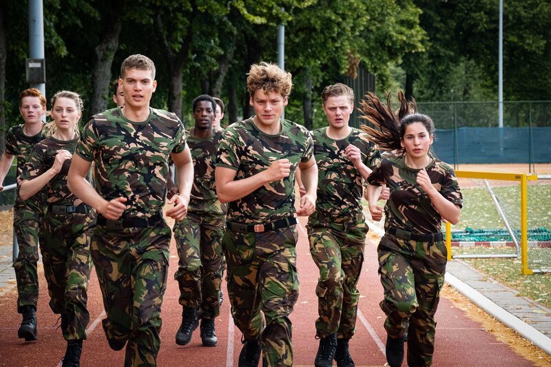 Rutger de Man (Josha Stradowski, 3.v.l.), Guus Walema (Soy Kroon, 3.v.r.) und Leyla Demir (Sinem Kavus, r.) trainieren gemeinsam mit ihren Kamerad*innen. – Bild: ZDF und Dinand van der Wal