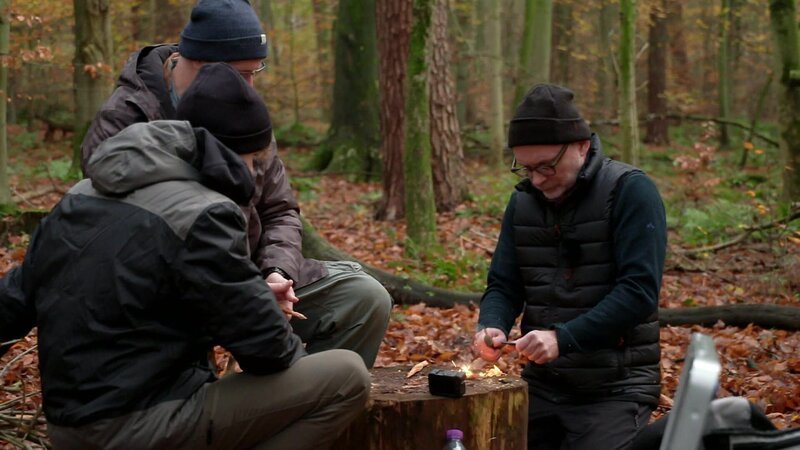 Bei Andreas Bagls Survival-Workshop lernen die Teilnehmer mit Feuerstahl selbst Feuer zu legen. – Bild: N24 Doku