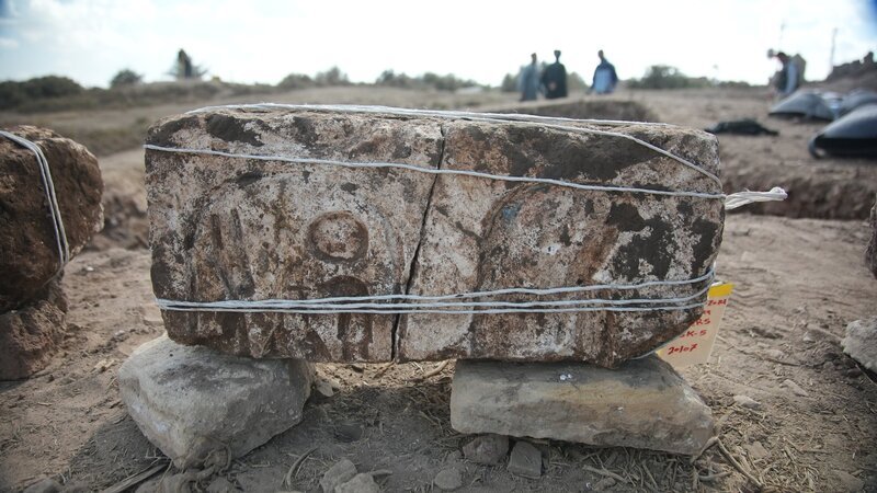 Der Talatat-Block wurde in Hermopolis in Hermopolis Magna, Ägypten, entdeckt. – Bild: Windfall Films/​Catherine Ozorio
