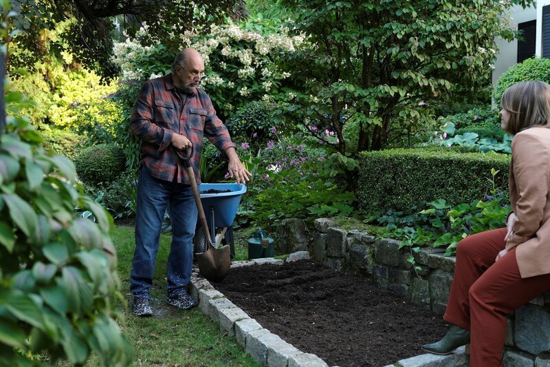 L-R: Dr. Aaron Glassman (Richard Schiff), Lea Dilallo (Paige Spara) – Bild: JEFF WEDDELL /​ Sony